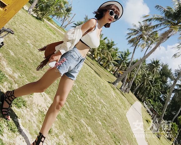 夏季美腿怎么秀？一条热裤全搭配示范！