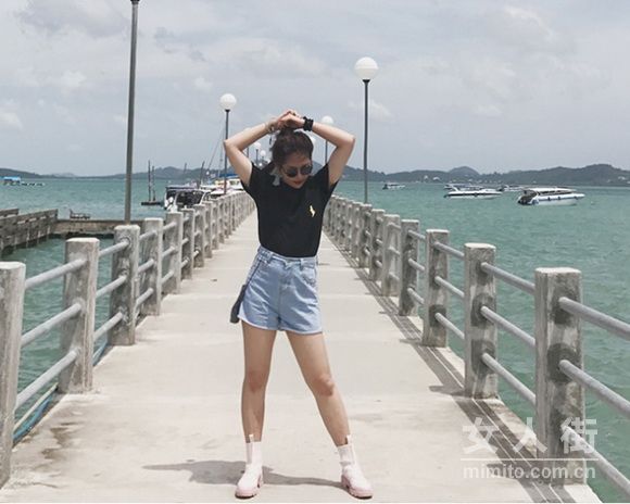 夏季美腿怎么秀？一条热裤全搭配示范！